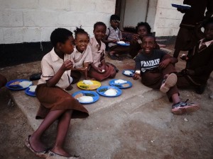 給食を食べる子どもたち